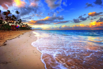 Serene Sunset Over Ocean Waves Wallpaper