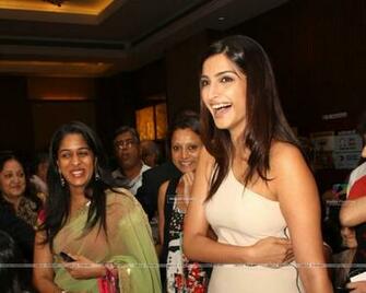 Wallpaper Sonam Kapoor At The Inauguration Pfa Fundraiser