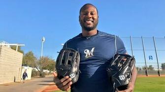 Milwaukee Brewers On Lookout It S Gloveday