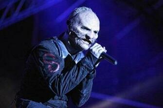Corey Taylor Joga Celular De F No Ch O Durante Show Do