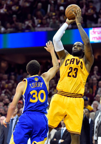 Lebron James Vs Steph Curry An Nba Finals Rivalry Renewed En Wallpaper