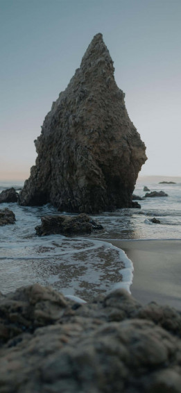 iPhone Xs Max Malibu Big Pointy Rock Background Wallpaper