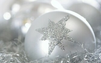 White Christmas Ball Ornaments Wallpaper HD