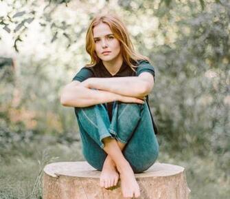 Zoey Deutch Wallpaper Background