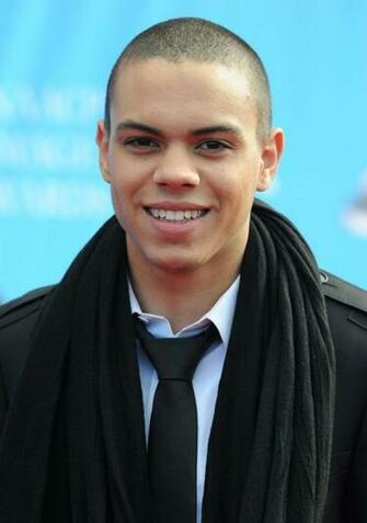 Evan Ross I Fondos Wall
