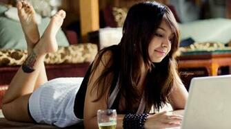 Chica Acostada Y Laptop HD Imagenes Wallpaper Gratis