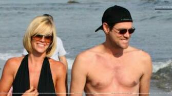 Jim Carrey Jenny Mccarthy In Bathing Suit Wallpaper