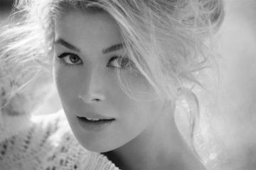 Rosamund Pike Wallpaper High Quality