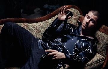 Wallpaper Tube Lies Phone On The Couch Photoshoot Essential
