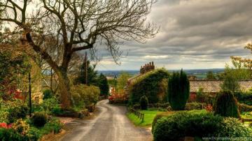Lovely Road Through Quaint English Village Wallpaper Desktop