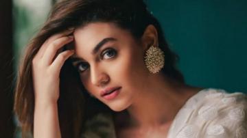 Zara Noor Abbas Announces Next Drama Badzaat Cutacut
