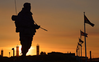 Sun Sunset Silhouette Commandos Soldiers Weapons Equipment Royal Wallpaper