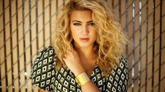 Tori Kelly Desktop HD Wallpaper