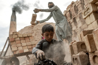 Photos Poverty Pushes Afghan Children To Work At Brick Kilns