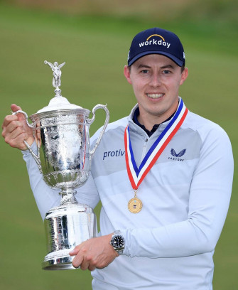 Matt Fitzpatrick Us Open Golf Trophy Wallpaper