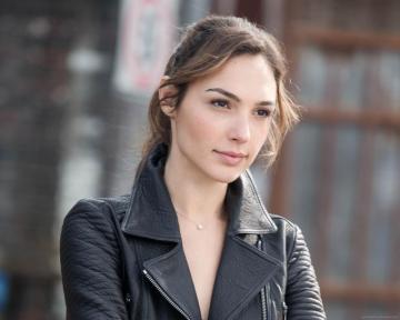 Gal Gadot To Star In Dwayne Johnson S Upcoming Film Red Notice