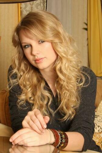 Taylor Swift Gorgeous iPhone 4s Wallpaper Sexy HD