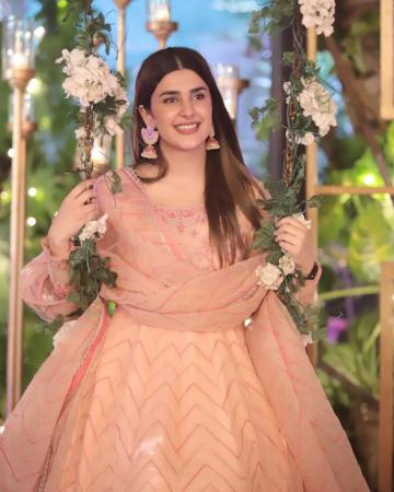 Kubra Khan Is Very Ill Appeal For Prayers Showbiz