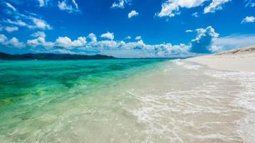 Fuzzy Clouds Over The Clear Ocean Wallpaper Beach