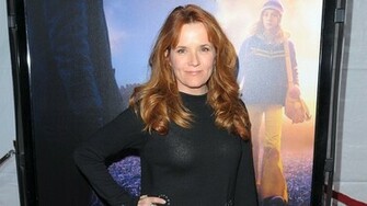 Most Popular American Hollywood Actress Lea Thompson HD Wallpaper