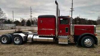 Top Peterbilt Flattop Sleeper Semi Wallpaper