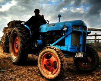 Spain Girona City Tractor Wallpaper