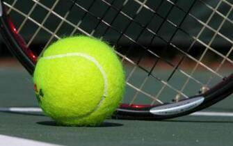 Wallpaper Met Tennisracket En Gele Tennisbal Zwarte