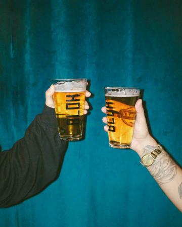 Aesthetic Beer Glasses Wallpaper