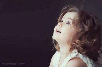 Wallpaper Cute Girl Dashing