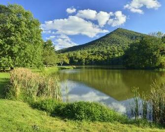 Virginia Blue Ridge Parkway Near Bedford Wallpaper