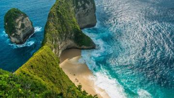 Manta Bay Or Kelingking Beach On Nusa Penida Island Bali
