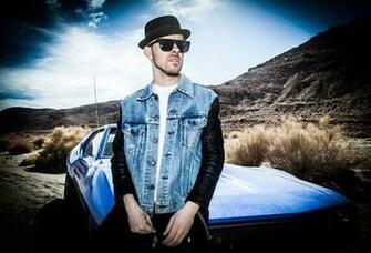 Wallpaper Relies On Help From His Bandmates In Good It Video
