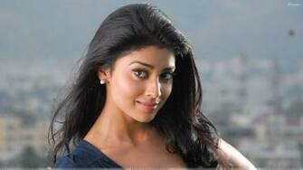 Shriya Saran Sweet Smiling Pose In Nuvva Nena Wallpaper