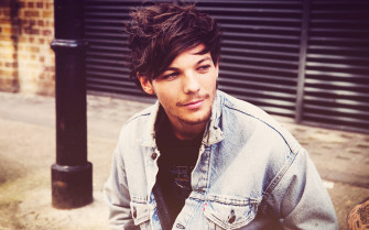 Louis Tomlinson With A Vintage Filter Z2uaw1k1znkf0nju Wallpaper