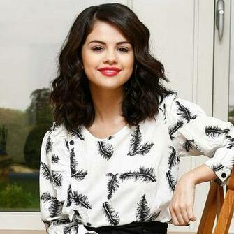 Selena Gomez Photo Wallpaper For iPad