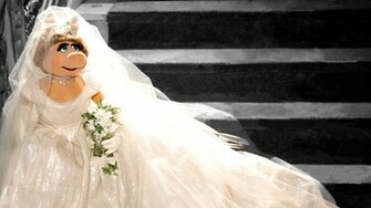 Miss Piggy Wedding Dress Muppets Most Wanted Movie HD Wallpaper