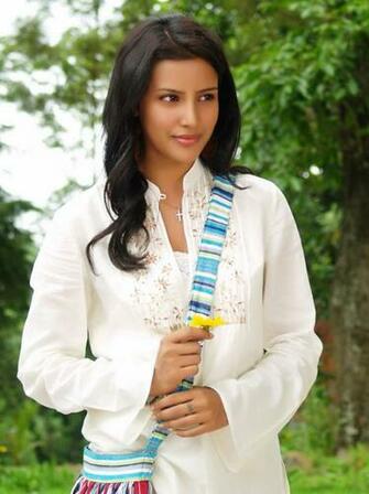 South Indian Film Actresss Priya Anand Hot Photos