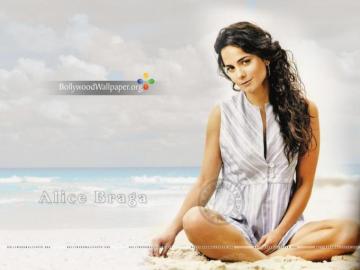 Alice Braga Claudia