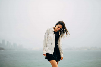 Mujer Soltera On A Foggy Day Wallpaper