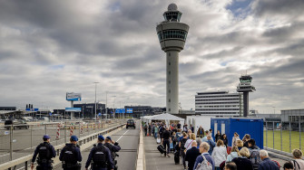 Amsterdam S Schiphol Airport To Cap Passengers Through Early