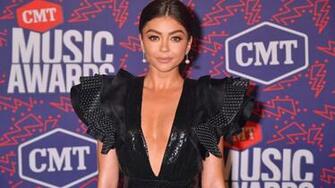 Cmt Music Awards Sarah Hyland Shines In Plunging Black Mini
