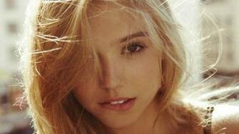 Alexis Ren Blonde Close Up Face Girl Model Sexy