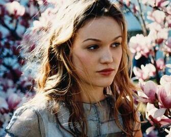 Julia Stiles Wallpaper