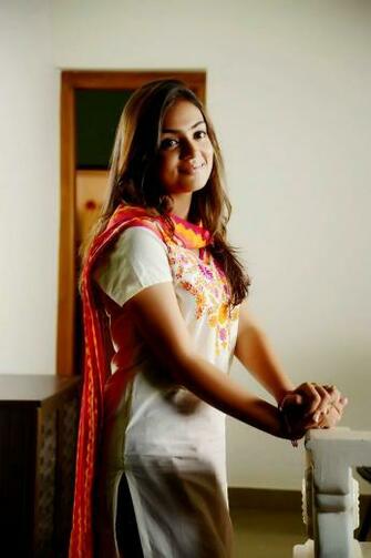 Nazriya Nazim Simple Dress Photo Background Wallpaper Image