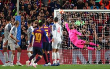 Messi Kick Against Liverpool Wallpaper