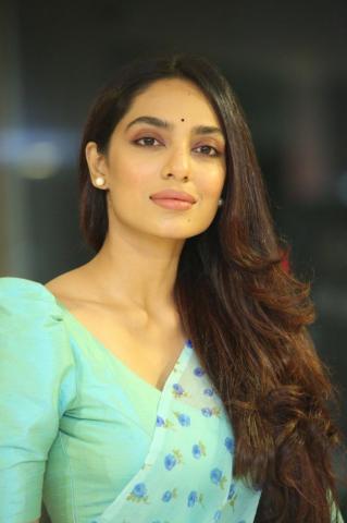 Sobhita Dhulipala Biography Age Movies Parents Profile Wiki