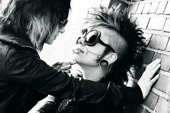 Tunnel Piercings Glasses Ring Metal Mohawk Cross Kiss Wallpaper
