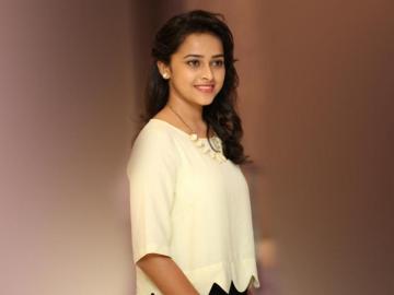 Best Sri Divya Wallpaper 1080p HD Pictures Image Photos