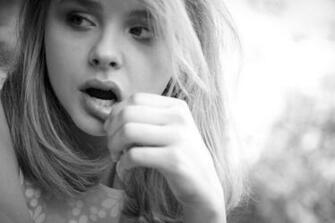 Chloe Grace Moretz Cute Expression Wallpaper HD