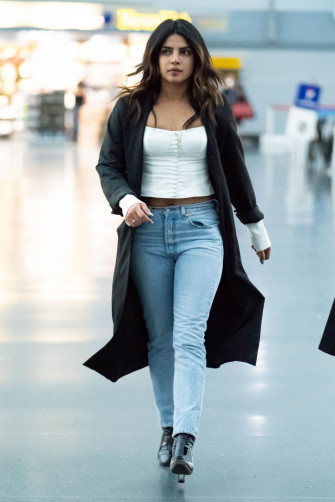 Priyanka Chopra Style Jfk Airport In New York City Wallpaper